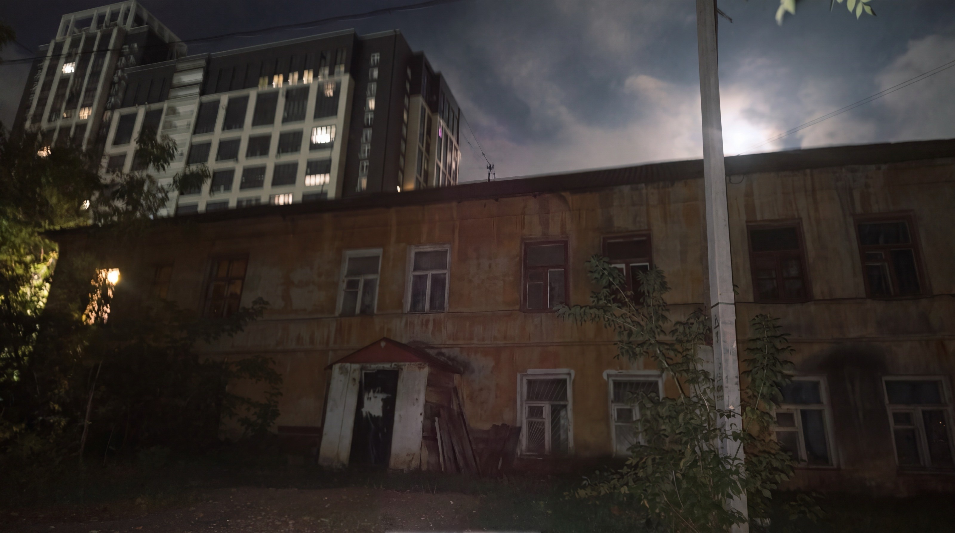 артур ночью у старого дома